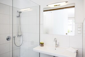 Double Room | Bathroom | Shower, hair dryer, towels - Overkamp (Dortmund)