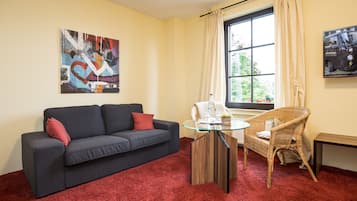 Doppelzimmer | Wohnbereich | 50-cm-Flachbildfernseher mit Satellitenempfang, Fernseher