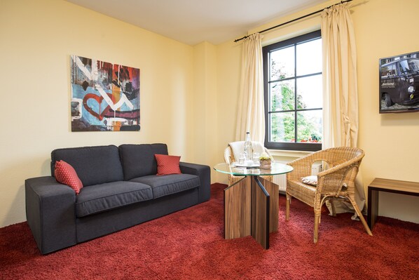 Quarto casal | Área de estar | TV de tela plana 50 cm com canais via satélite, TV