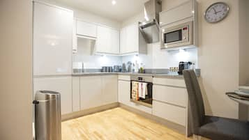 Apartment | Private kitchen | Full-sized fridge, microwave, oven, stovetop