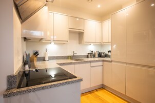 Refrigerador con freezer, microondas, horno, placa de cocina