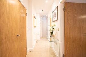 43-tums platt-tv med digitalkanaler, smart-tv och Netflix