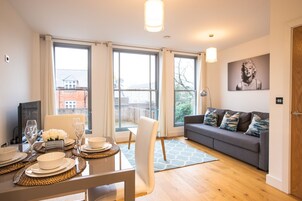 Lyxlägenhet - 2 sovrum | Vardagsrum | 43-tums platt-tv med digitalkanaler, smart-tv och Netflix