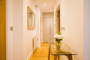 Lägenhet Superior - 2 sovrum | Vardagsrum | 43-tums platt-tv med digitalkanaler, smart-tv och Netflix