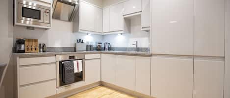 Full-size fridge, microwave, oven, stovetop