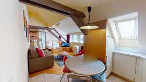 Eine moderne Wohnung mit Essbereich, Wohnzimmer und Schlafzimmer.