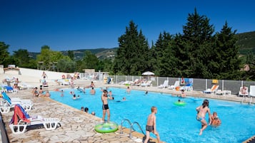 Udendørs pool, åben fra kl. 10.00 til kl. 19.00, liggestole