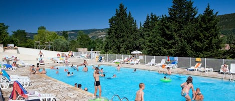 室外游泳池,開放時間為 10:00 至 19:00,提供日光浴躺椅