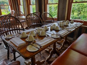 Melayani makan siang dan makan malam dengan sajian masakan India