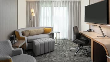 Suite, 1 kamar tidur | Ruang keluarga | Televisi layar datar 55-inci dengan saluran TV premium, TV, dan Netflix