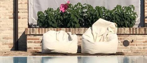 Ulkouima-allas, aurinkovarjoja, aurinkotuoleja