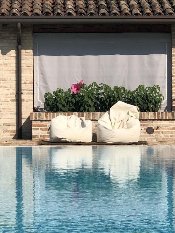 Utendørsbasseng, bassengparasoller og solsenger