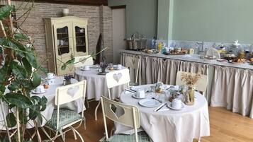 Sudah termasuk sarapan ala kontinental setiap hari