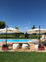 Piscina all'aperto, ombrelloni da piscina, lettini