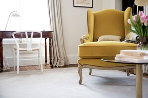 Double Room, Vineyard View (Chambre n°3) | Living area | Flat-screen TV, MP3 dock - Le 25Bis by Leclerc Briant (Epernay)