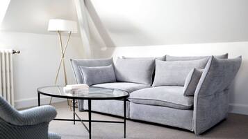 Double Room, City View (Chambre n°4) | Living area | Flat-screen TV, MP3 dock