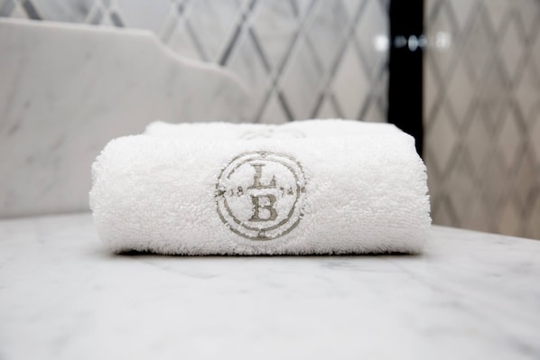 Una toalla blanca con las iniciales bordadas