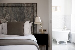 Ropa de cama de alta calidad, cubrecamas y minibar 