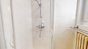 Ducha, secador de pelo, toallas, papel higiénico