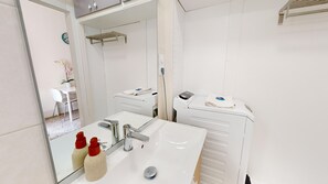 Douche, sèche-cheveux, serviettes fournies, papier toilette