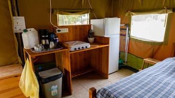 Tente, accessible aux personnes à mobilité réduite | Coin cuisine privé | Réfrigérateur, plaque de cuisson, cafetiÚre/bouilloire