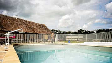 Piscine extérieure (ouverte en saison), chaises longues