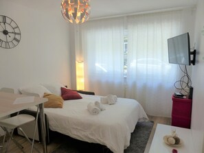 Iron/ironing board, free WiFi, bed sheets