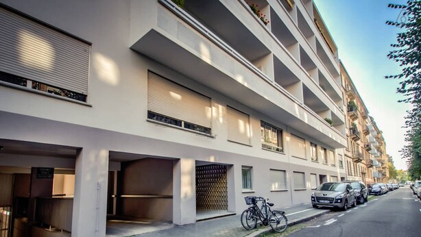 A multi-story residential building with balconies, a bicycle parked outside, and a street view. - aux bons amis parlement orangerie  up to 4 (Strasbourg)