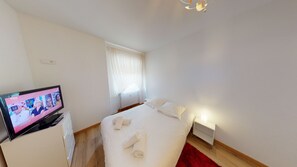 Iron/ironing board, free WiFi, bed sheets - aux bons amis parlement orangerie  up to 4 (Strasbourg)