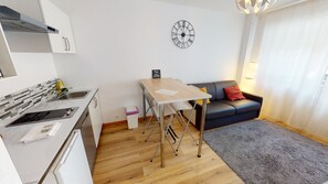 Fridge, microwave, oven, stovetop - aux bons amis parlement orangerie  up to 4 (Strasbourg)