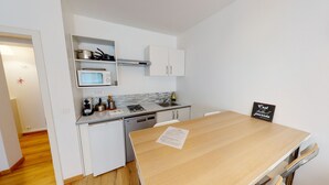 A compact kitchen with a microwave, kettle, and sink. - aux bons amis parlement orangerie  up to 4 (Strasbourg)