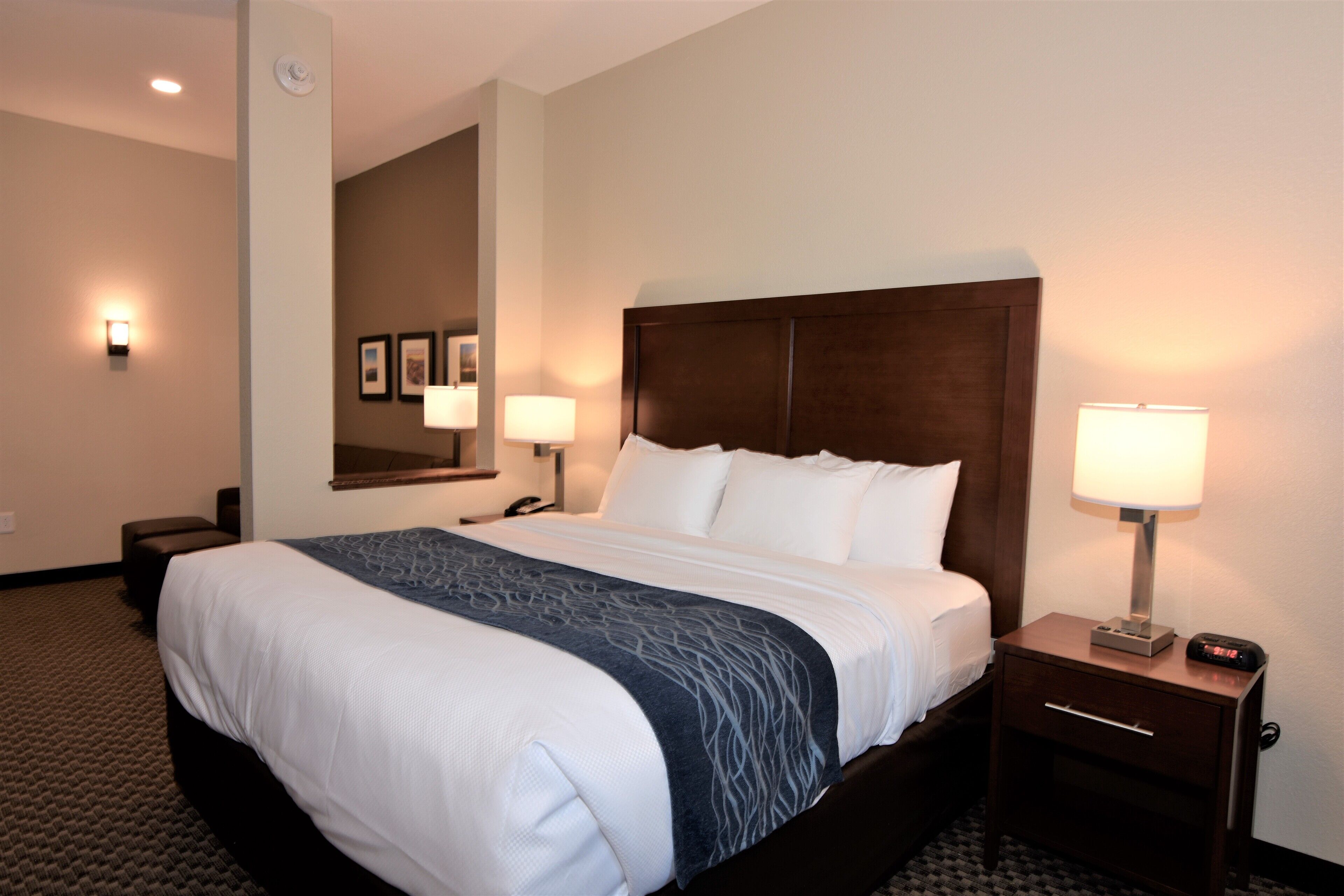 مكتب ومساحة عمل للكمبيوتر المحمول وستائر تعتيم ومكواة/لوح كي