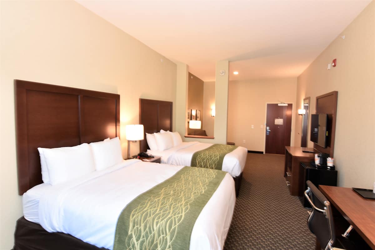 Suite, 2 Katil Ratu (Queen), Accessible, Non Smoking | 1 bilik tidur, meja, ruang kerja komputer riba