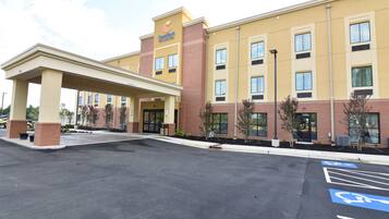 Un hotel Comfort Inn con entrada cubierta, aparcamiento y plazas reservadas para discapacitados, y fachada de ladrillo.