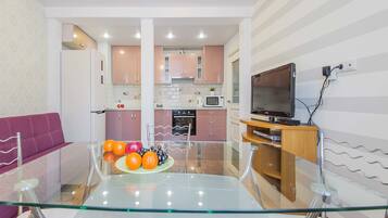 Design-Apartment, Mehrere Betten, Nichtraucher, Stadtblick | Eigene Küche | Kühlschrank, Mikrowelle, Ofen, Herdplatte