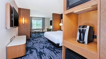Desk, laptop workspace, iron/ironing board, free WiFi