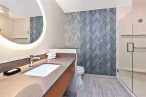 Chambre, 1 très grand lit | Salle de bain | Pomme de douche hydromassante, articles de toilette (gratuits)