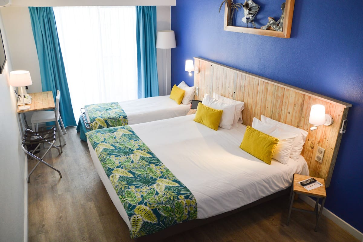 Driepersoonskamer | Een kluis op de kamer, een bureau, gratis babybedden, gratis wifi