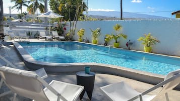 Piscina externa, guarda-sóis, espreguiçadeiras