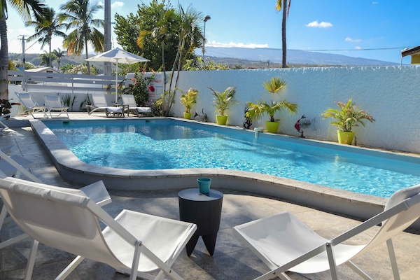 Utendørsbasseng, bassengparasoller og solsenger