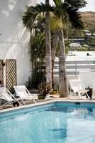 Útilaug, sólhlífar, sólstólar