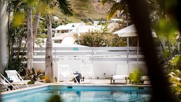 Outdoor pool, pool umbrellas, sun loungers