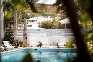 Outdoor pool, pool umbrellas, sun loungers - Hotel Le Grand Bleu (Saint-Paul)