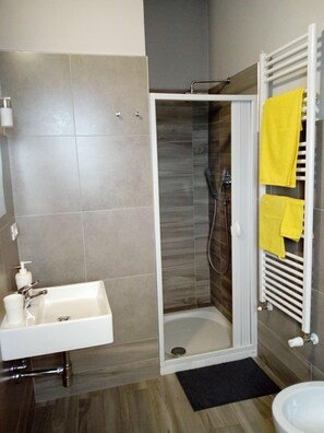 Standard Double Room (Gialla) | Bathroom | Shower, rainfall showerhead, hair dryer, bidet - Nelle Stanze del Matese (Bojano)