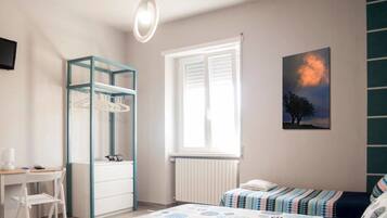 Camera quadrupla (Blu) | Con arredamento individuale, una scrivania, postazione laptop