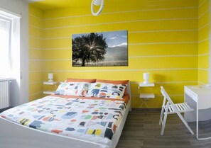 Habitació doble estàndard (Gialla) | Mobiliari individual i escriptori 