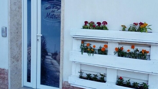 Ein Gebäude mit einem Schild, auf dem „Bed & Breakfast“ und die Nummer 50 steht.