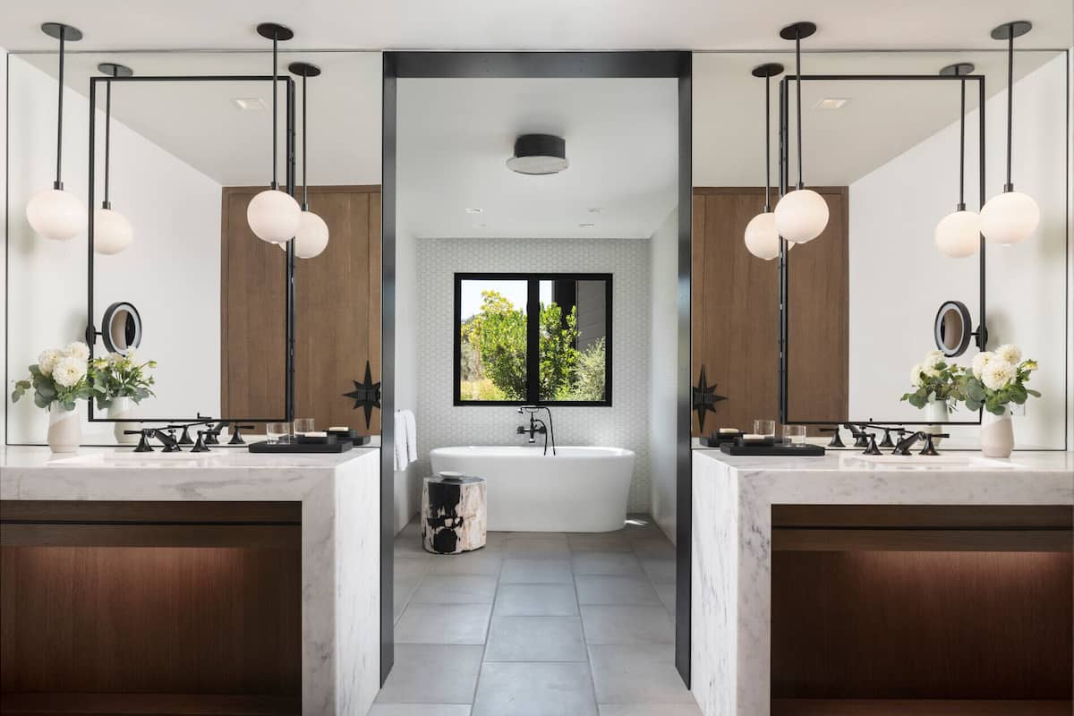 Separate tub and shower, designer toiletries, towels