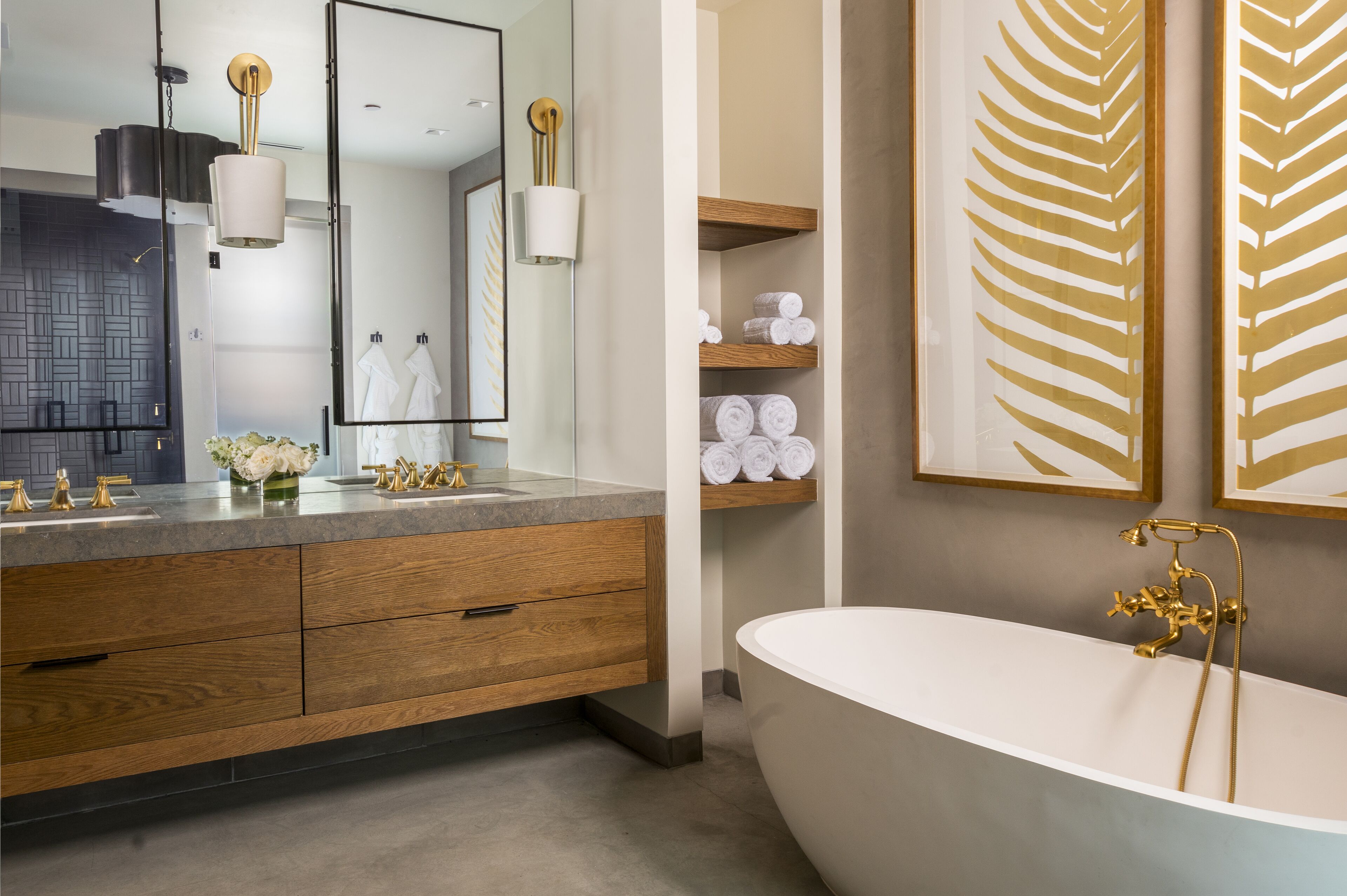 Ein modernes Badezimmer mit einer freistehenden Badewanne, einem Holzinlay und einem großen Spiegel.