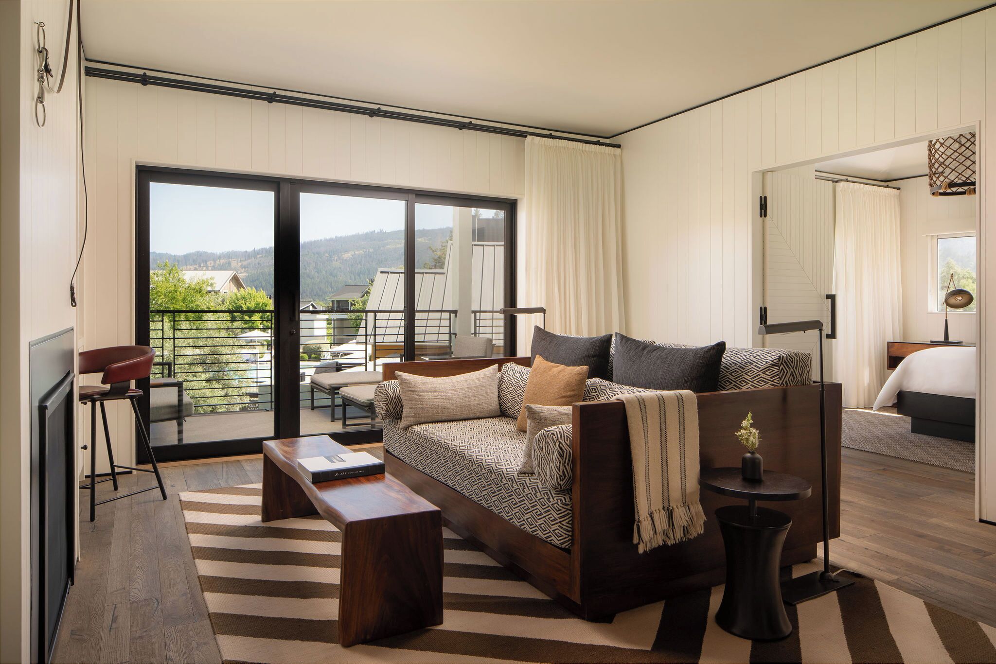 Suíte, 1 quarto (Resort) | Área de estar | Smart TV 55 polegadas com canais via satélite, TV, lareira